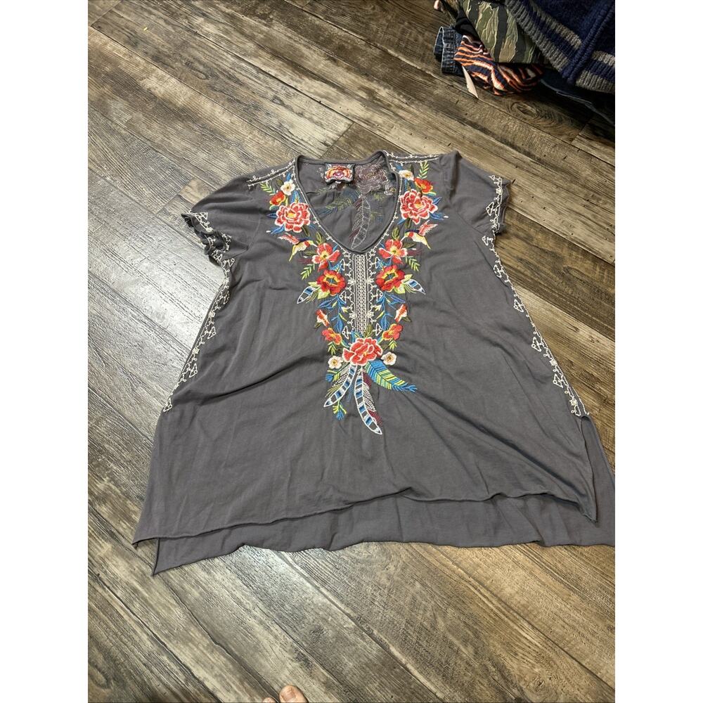 JOHNNY WAS SS V NECK Grey EMBROIDERED PULLOVER TOP SZ M 100% COTTON EUC